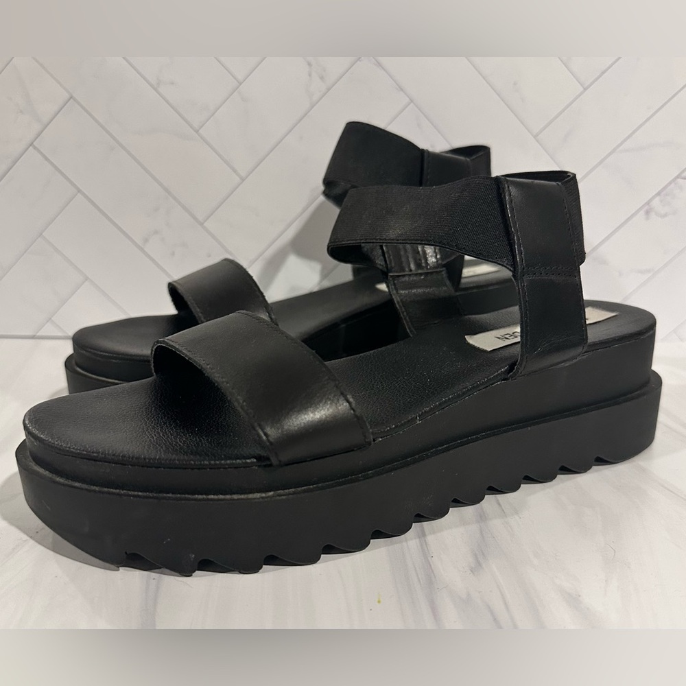 Steve Madden
Black Platform Sandals